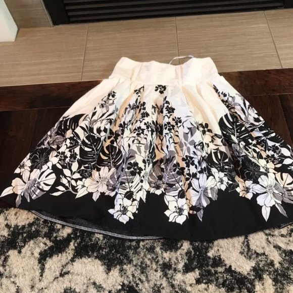 Coco & Tashi classic floral skirt size Medium - Picture 2 of 8